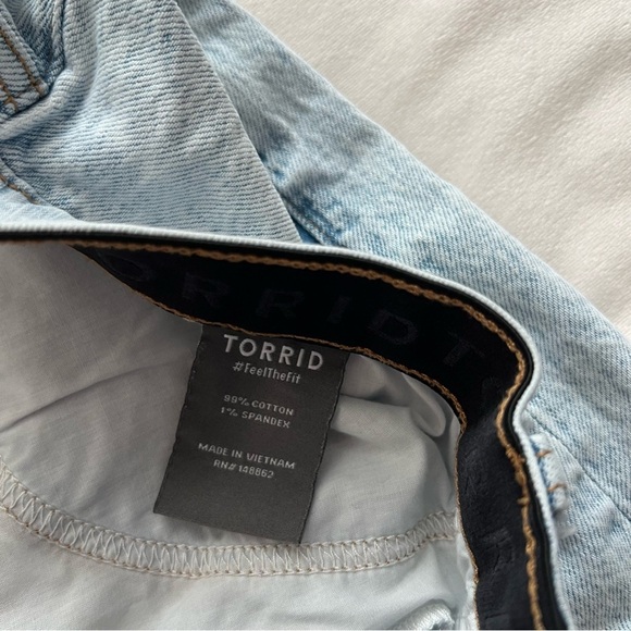 Torrid - 5 Inch Mom Jean Premium Classic Denim Mid-Rise Vintage Short - Picture 7 of 9